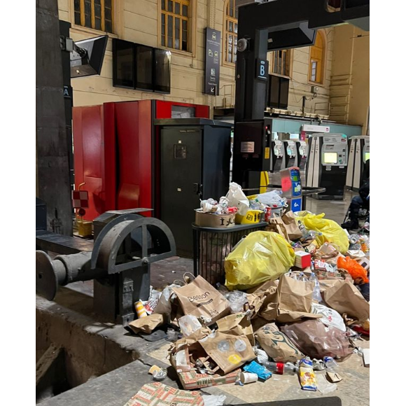 Des bouteilles de plastiques de partout, les poubelles qui débordent, des piles de cartons et d'innombrables sacs... la scène est incroyable.
Estelle Denis choquée par l'état de la gare de Marseille à 5h du matin. Instagram