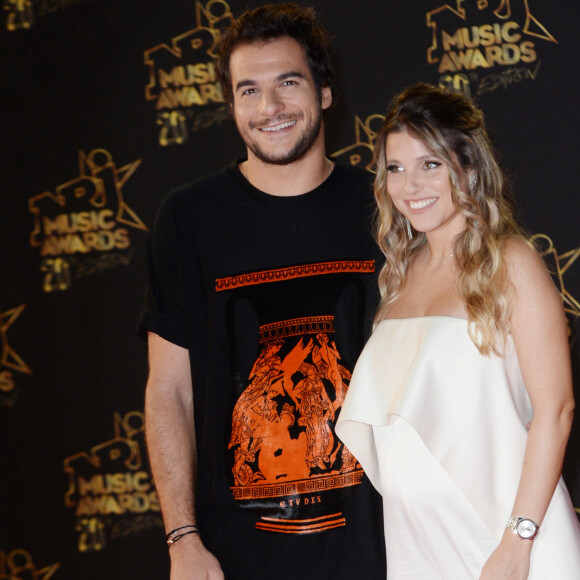 Il s'était donc ensuite marié avec elle.
Amir Haddad et sa femme Lital (enceinte) - 20ème cérémonie des NRJ Music Awards au Palais des Festivals à Cannes. Le 10 novembre 2018 © Christophe Aubert via Bestimage 