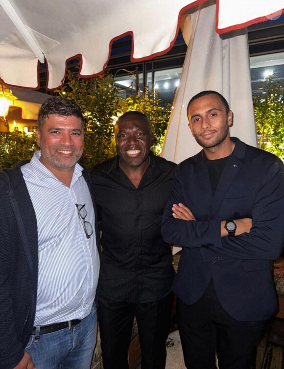 Exclusif - Guest, Wilfrid Mbappé, le pâtissier Yazid Ichemrahen - Les célébrités fêtent le 48ème anniversaire de J.Debbouze dans le restaurant "Dar Mima", créé par Laurent de Gourcuff et J.Debbouze, en hommage à la mère de ce dernier, Fatima. Sur le toit de l'Institut du monde arabe à Paris, l'acteur a partagé son gâteau d'anniversaire avec sa femme, M.Theuriau, et ses amis, dont l'équipe du "Jamel Comedy Club", le 18 juin 2023. Oeuvre du pâtissier Yazid Ichemrahen, champion du monde de pâtisserie 2014, le gâteau était composé d'un biscuit Brownie, de croustillant amande, de fleur de sel, de mousse au chocolat pur du Venezuela (62%), de crème et de passion du Cameroun. Le film "A la belle étoile", sorti en salles le 22 février 2023 et co-produit par J.Debbouze, s'inspire de la vie de Yazid Ichemrahen.  No web pour la Belgique et la Suisse