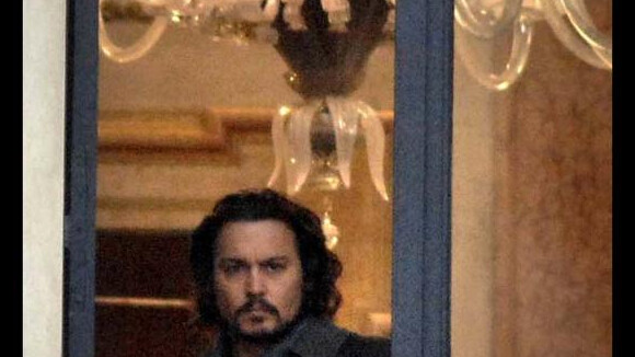 Johnny Depp, élégant et ténébreux à Venise... attend la superbe Angelina Jolie !