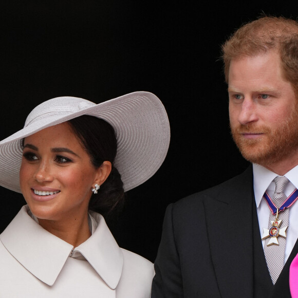 Allant jusqu'à taxer le duc et la duchesse "d'arnaqueurs" 
Le prince Harry, duc de Sussex, Meghan Markle, duchesse de Sussex, et Zara Phillips (Zara Tindall) - Les membres de la famille royale et les invités à la sortie de la messe du jubilé, célébrée à la cathédrale Saint-Paul de Londres, Royaume Uni, le 3 juin 2022. 