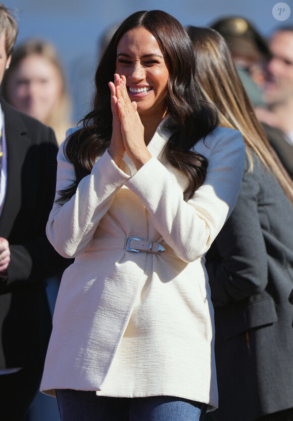 Le prince Harry et Meghan Markle assistent à la finale d'athlétisme, au deuxième jour des Invictus Games 2020 à La Haye, le 17 avril 2022. 