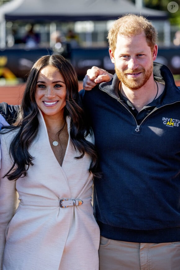 Le prince Harry et Meghan Markle assistent à la finale d'athlétisme, au deuxième jour des Invictus Games 2020 à La Haye, le 17 avril 2022. 