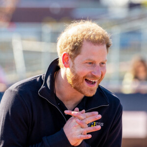 Le prince Harry et Meghan Markle assistent à la finale d'athlétisme, au deuxième jour des Invictus Games 2020 à La Haye, le 17 avril 2022. 