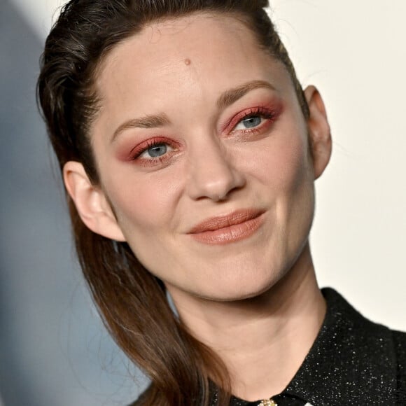 Marion Cotillard au photocall de la soirée "Vanity Fair" lors de la 95ème édition de la cérémonie des Oscars à Los Angeles, le 12 mars 2023. 