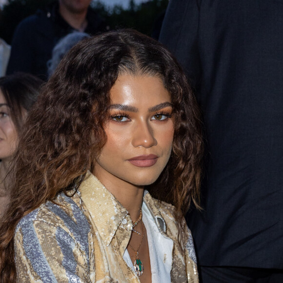 Sur le Pont neuf, à Paris, il a attiré un parterre de stars.
Zendaya - Front Row du défilé de mode masculine prêt à porter printemps/été 2024 de la maison Louis Vuitton à Paris le 20 juin 2023. © Olivier Borde / Bertrand Rindoff / Bestimage