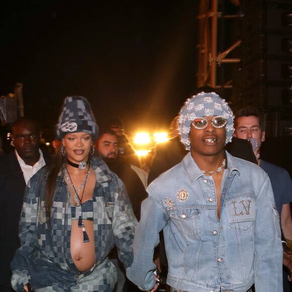 On a également pu compter sur la présence de Rihanna, enceinte de son deuxième enfant, avec Asap Rocky.
Rihanna enceinte et son compagnon ASAP Rocky - Défilé de mode Louis Vuitton Homme, Collection Printemps-Été 2024 dans le cadre de la Fashion Week de Paris, France, le 20 Juin 2023. © Olivier Borde / Bertrand Rindoff / Bestimage