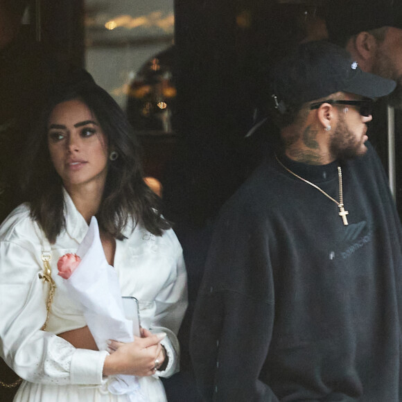 Les amoureux vont d'ailleurs avoir un enfant ensemble
Exclusif - Le joueur du Psg Neymar Jr s'est rendu à l'hôtel "Le Narcisse Blanc", il a ensuite acheté deux roses chez le fleuriste "Julian Fleuriste" pour sa compagne Bruna Biancardi, Paris le 9 janvier 2023. Selon le quotidien Marca en espagne, dans plusieurs articles sur son couple, Neymar Jr serait en couple avec Jessica Turini. Mais il n'en est rien car Neymar Jr a rejoint Bruna Biancardi au restaurant "L'Atelier de Joël Robuchon Étoile" pour lui offrir les roses. Après, ils se sont rendus avec des amis dans la boutique Rolex dans le triangle d'or.