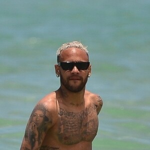 Neymar Jr. - Neymar Jr., sa compagne Bruna Biancardi, sa soeur Rafaella Santos et son compagnon profitent de la plage à Miami, le 11 juin 2022. La star du PSG s'amuse dans les vagues avec ses proches.