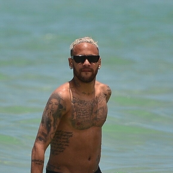 Neymar Jr. - Neymar Jr., sa compagne Bruna Biancardi, sa soeur Rafaella Santos et son compagnon profitent de la plage à Miami, le 11 juin 2022. La star du PSG s'amuse dans les vagues avec ses proches.