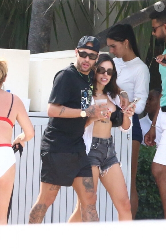 Pour cela, l'influenceuse imposerait trois conditions
Neymar Jr et sa compagne Bruna Biancardi se prélassent avec des amis au "Fontainebleau Resort" à Miami, le 8 juin 2022.