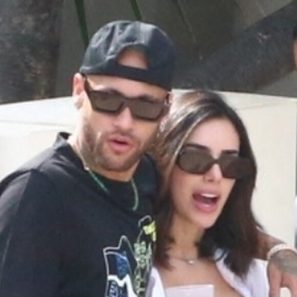 Neymar Jr et sa compagne Bruna Biancardi se prélassent avec des amis au "Fontainebleau Resort" à Miami, le 8 juin 2022.
