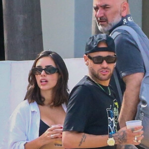 Neymar Jr et sa compagne Bruna Biancardi se prélassent avec des amis au "Fontainebleau Resort" à Miami, le 8 juin 2022.
