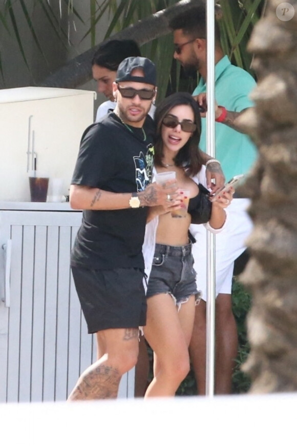 Neymar, un passe-droit pour être infidèle ?
Neymar Jr et sa compagne Cindy Marquezine se prélassent avec des amis au "Fontainebleau Resort" à Miami.