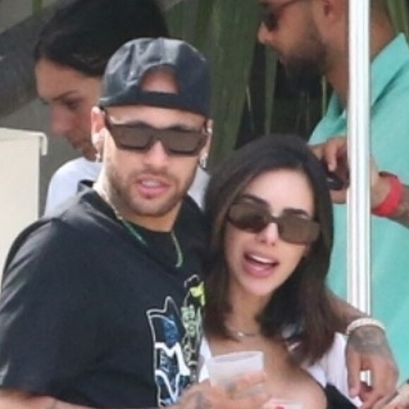 Neymar, un passe-droit pour être infidèle ?
Neymar Jr et sa compagne Cindy Marquezine se prélassent avec des amis au "Fontainebleau Resort" à Miami.
