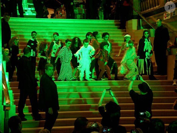 Des centaines de personnes étaient présentes pour la soirée de lancement du DVD This is it au Virgin des Champs-Elysées, animée par des flashmobs, les Mini-Michael et DJ Assad.