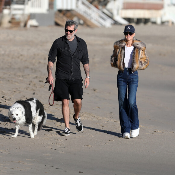 Exclusif - Laeticia Hallyday et son compagnon Jalil Lespert se baladent en amoureux sur une plage de Malibu avec leur chienne Cheyenne le 11 février 2023.