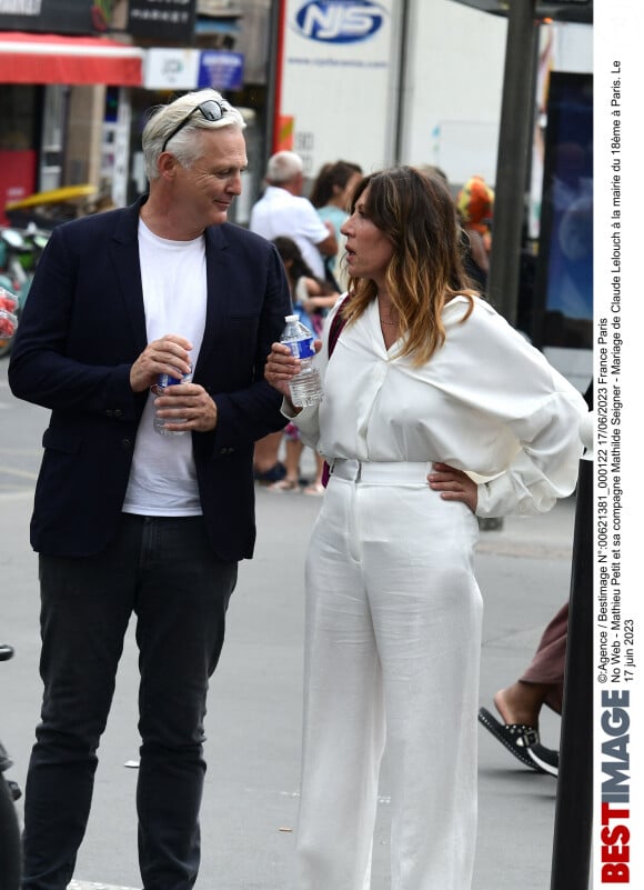 Et Mathilde Seigner venue accompagnée de son chéri Mathieu Petit, s'est retrouvée dans une situation cocasse avec l'un de ses ex.
Mathilde Seigner et son compagnon Mathieu Petit - Mariage de Claude Lelouch à la mairie du 18ème à Paris. Le 17 juin 2023. ©Agence / Bestimage