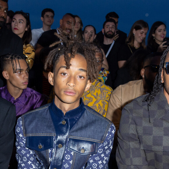 Il était placé derrière les enfants de Will Smith et Jada Pinket, Jade et Willow Smith.
Jaden et Willow Smith et Lewis Hamilton - Front Row du défilé de mode masculine prêt à porter printemps/été 2024 de la maison Louis Vuitton à Paris le 20 juin 2023. © Olivier Borde / Bertrand Rindoff / Bestimage