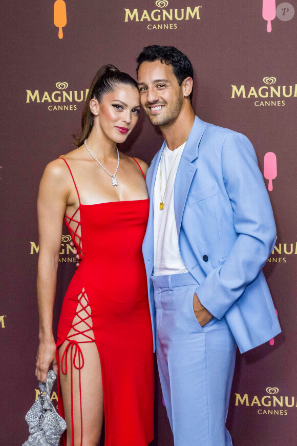 Fiançailles - Iris Mittenaere annonce ses fiançailles avec Diego El Glaoui - Iris Mittenaere (Miss France 2016) et son compagnon Diego El Glaoui au photocall de la soirée "Magnum" lors du 75ème Festival International du Film de Cannes le 19 mai 2022.  © Jack Tribeca / Bestimage 