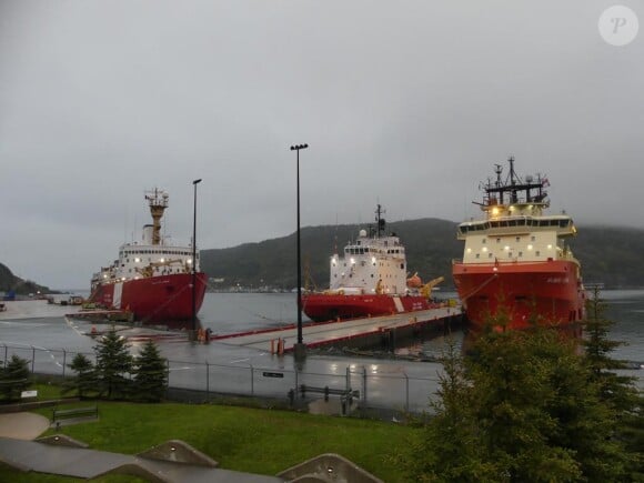 Les garde-côtes canadiens se préparent à rechercher le submersible Ocean Gate Expeditions en perdition près du Titanic, au large de l'Atlantique, le 21 juin 2023. Disparu depuis le 18 juin 2023, avec cinq personnes à bord dont le pilote, le sous-marin effectuait une expédition touristique aux abords du Titanic. Des bruits sous l'eau ont été détectés par les équipes de recherche alors que l'oxygène viendra à manquer pour les disparus dans quelques heures.