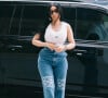 La rappeuse Cardi B a fait part de son dégoût en voyant les réactions du beau-fils d'un des passagers, estimant qu'il n'avait aucun respect
Exclusif - Cardi B brille avec ses nouveaux accessoires tendances de mode sur son jean dans le quartier de Beverly Hills à Los Angeles, Californie, Etats-Unis, le 25 mai 2023.