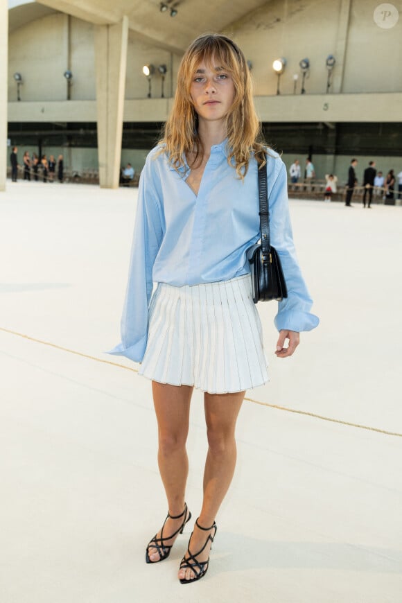 Très fraîche, elle portait une jupe d'écolière plissée avec une chemise bleu ciel.
Camille Jansen - Photocall du défilé de mode Hommes printemps-été 2024 "AMI" lors de la fashion week de Paris. Le 22 juin 2023 © Olivier Borde / Bestimage