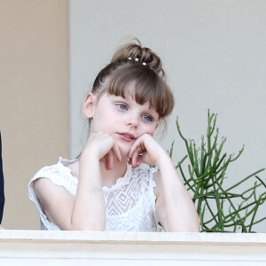 La princesse Gabriella a assisté aux festivités de la Saint-Jean depuis le balcon du Palais princier avec ses parents et son frère jumeau
Le prince Albert II de Monaco et la princesse Gabriella durant la célébration de la traditionnelle fête de la Saint Jean à Monaco le 23 juin 2023. © Claudia Albuquerque / Bestimage 