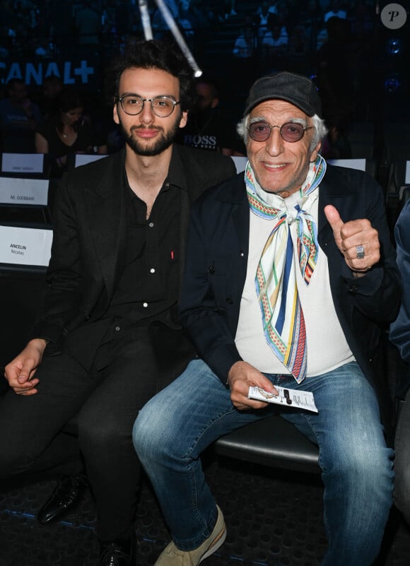 Gérard Darmon, son fils Jules Darmon - Les célébrités assistent au combat de boxe opposant le français Tony Yoka au congolais Martin Bakula à l'AccorHotels Arena à Paris, France, le 14 mai 2022. © Coadic Guirec/Bestimage 