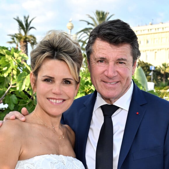 Laura Tenoudji et Christian Estrosi, très complices pour une grande occasion. 
Exclusif - Christian Estrosi, le maire de Nice, et sa femme, Laura durant la présentation du 5eme guide des adresses incontournables by Laura Tenoudji Estrosi à la plage de l'hôtel Negresco à Nice. On connaissait "Laura du Web", dorénavant il faut aussi compter avec "Laura de Nice". Laura et ses bons tuyaux, va permettre aux futurs vacanciers descendus dans le mythique Palace niçois, le Negresco, de découvrir un petit guide avec des adresses niçoises et azuréennes incontournables, comme les restaurants : La Petite Maison, Nespo ou encore La Javanaise, la nouvelle plage de Hugo Lloris à Beaulieu, la nouvelle patisserie de Juliien Dugourd, les parfums Molinards ou le quartier des Antiquaires au port... Dans cette édition quelques nouveautés comme une interview de Richard Orlinski, qui a dessiné la couverture et les illusttration du guide et qui nous dévoile ses coups de coeur niçois, ou 3 conseils de Sarah Lavoine pour se sentir mieux dans son intérieur... Avec Longchamp, Mercedes by My Car Côte d'Azur, Eric Bompard, les bijouteries Auberi, les bijoux APM Monaco, les Galeries Lafayette, la Maison Sarah Lavoine comme partenaire et le Negresco, Laura va sortir son guide tous les semestres. D'un 4 pages pour sa première édition, les nouvelles éditions ont grandi avec beaucoup plus d'adresses et donc beaucoup plus de feuillets qui se présentent en forme d'accordéon, facile à ranger et surtout pratique pour les touristes. Ce guide est aussi en vente dans la boutique de l'hôtel, pour la somme de 5 euros qui seront reversés au profit de l'hôpital Lenval pour enfant. © Bruno Bebert/Bestimage