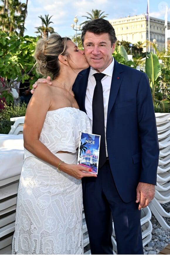 Et en plus de son mari...
Exclusif - Christian Estrosi, le maire de Nice, et sa femme, Laura durant la présentation du 5eme guide des adresses incontournables by Laura Tenoudji Estrosi à la plage de l'hôtel Negresco à Nice. On connaissait "Laura du Web", dorénavant il faut aussi compter avec "Laura de Nice". Laura et ses bons tuyaux, va permettre aux futurs vacanciers descendus dans le mythique Palace niçois, le Negresco, de découvrir un petit guide avec des adresses niçoises et azuréennes incontournables, comme les restaurants : La Petite Maison, Nespo ou encore La Javanaise, la nouvelle plage de Hugo Lloris à Beaulieu, la nouvelle patisserie de Juliien Dugourd, les parfums Molinards ou le quartier des Antiquaires au port... Dans cette édition quelques nouveautés comme une interview de Richard Orlinski, qui a dessiné la couverture et les illusttration du guide et qui nous dévoile ses coups de coeur niçois, ou 3 conseils de Sarah Lavoine pour se sentir mieux dans son intérieur... Avec Longchamp, Mercedes by My Car Côte d'Azur, Eric Bompard, les bijouteries Auberi, les bijoux APM Monaco, les Galeries Lafayette, la Maison Sarah Lavoine comme partenaire et le Negresco, Laura va sortir son guide tous les semestres. D'un 4 pages pour sa première édition, les nouvelles éditions ont grandi avec beaucoup plus d'adresses et donc beaucoup plus de feuillets qui se présentent en forme d'accordéon, facile à ranger et surtout pratique pour les touristes. Ce guide est aussi en vente dans la boutique de l'hôtel, pour la somme de 5 euros qui seront reversés au profit de l'hôpital Lenval pour enfant. © Bruno Bebert/Bestimage