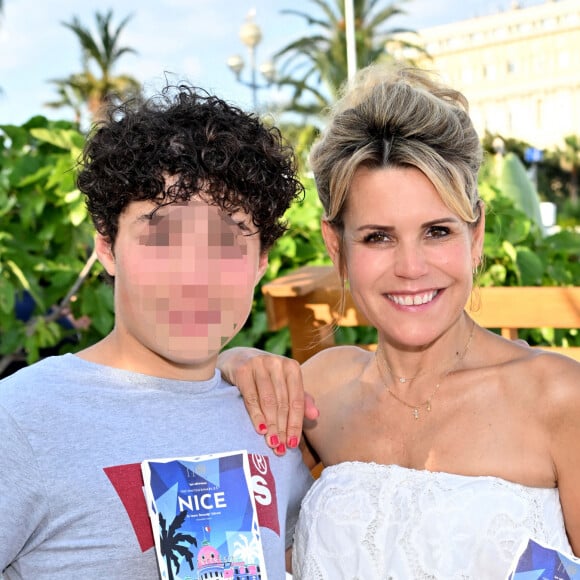 Laura Tenoudji a posé avec son fils Milan, né de sa précédente union avec Michael Tapiro.
Exclusif - Laura Tenoudji Estrosi et son fils Milan durant la présentation de son 5eme guide des adresses incontournables de Nice à la plage de l'hôtel Negresco à Nice, le 23 juin 2023. On connaissait "Laura du Web", dorénavant il faut aussi compter avec "Laura de Nice". Laura et ses bons tuyaux, va permettre aux futurs vacanciers descendus dans le mythique Palace niçois, le Negresco, de découvrir un petit guide avec des adresses niçoises et azuréennes incontournables, comme les restaurants : La Petite Maison, Nespo ou encore La Javanaise, la nouvelle plage de Hugo Lloris à Beaulieu, la nouvelle patisserie de Juliien Dugourd, les parfums Molinards ou le quartier des Antiquaires au port... Dans cette édition quelques nouveautés comme une interview de Richard Orlinski, qui a dessiné la couverture et les illusttration du guide et qui nous dévoile ses coups de coeur niçois, ou 3 conseils de Sarah Lavoine pour se sentir mieux dans son intérieur... Avec Longchamp, Mercedes by My Car Côte d'Azur, Eric Bompard, les bijouteries Auberi, les bijoux APM Monaco, les Galeries Lafayette, la Maison Sarah Lavoine comme partenaire et le Negresco, Laura va sortir son guide tous les semestres. D'un 4 pages pour sa première édition, les nouvelles éditions ont grandi avec beaucoup plus d'adresses et donc beaucoup plus de feuillets qui se présentent en forme d'accordéon, facile à ranger et surtout pratique pour les touristes. Ce guide est aussi en vente dans la boutique de l'hôtel, pour la somme de 5 euros qui seront reversés au profit de l'hôpital Lenval pour enfant. © Bruno Bebert/Bestimage