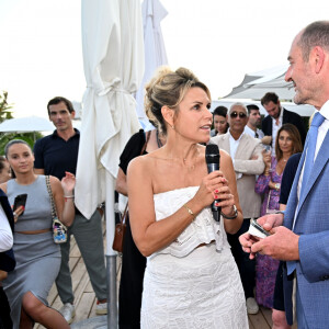 Exclusif - Laura Tenoudji Estrosi et Lionel Servant, le directeur général de l'hôtel Negresco, durant la présentation du 5eme guide des adresses incontournables by Laura Tenoudji Estrosi à la plage de l'hôtel Negresco à Nice, le 23 juin 2023. On connaissait "Laura du Web", dorénavant il faut aussi compter avec "Laura de Nice". Laura et ses bons tuyaux, va permettre aux futurs vacanciers descendus dans le mythique Palace niçois, le Negresco, de découvrir un petit guide avec des adresses niçoises et azuréennes incontournables, comme les restaurants : La Petite Maison, Nespo ou encore La Javanaise, la nouvelle plage de Hugo Lloris à Beaulieu, la nouvelle patisserie de Juliien Dugourd, les parfums Molinards ou le quartier des Antiquaires au port... Dans cette édition quelques nouveautés comme une interview de Richard Orlinski, qui a dessiné la couverture et les illusttration du guide et qui nous dévoile ses coups de coeur niçois, ou 3 conseils de Sarah Lavoine pour se sentir mieux dans son intérieur... Avec Longchamp, Mercedes by My Car Côte d'Azur, Eric Bompard, les bijouteries Auberi, les bijoux APM Monaco, les Galeries Lafayette, la Maison Sarah Lavoine comme partenaire et le Negresco, Laura va sortir son guide tous les semestres. D'un 4 pages pour sa première édition, les nouvelles éditions ont grandi avec beaucoup plus d'adresses et donc beaucoup plus de feuillets qui se présentent en forme d'accordéon, facile à ranger et surtout pratique pour les touristes. Ce guide est aussi en vente dans la boutique de l'hôtel, pour la somme de 5 euros qui seront reversés au profit de l'hôpital Lenval pour enfant. © Bruno Bebert/Bestimage