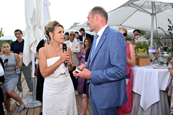 Exclusif - Laura Tenoudji Estrosi et Lionel Servant, le directeur général de l'hôtel Negresco, durant la présentation du 5eme guide des adresses incontournables by Laura Tenoudji Estrosi à la plage de l'hôtel Negresco à Nice, le 23 juin 2023. On connaissait "Laura du Web", dorénavant il faut aussi compter avec "Laura de Nice". Laura et ses bons tuyaux, va permettre aux futurs vacanciers descendus dans le mythique Palace niçois, le Negresco, de découvrir un petit guide avec des adresses niçoises et azuréennes incontournables, comme les restaurants : La Petite Maison, Nespo ou encore La Javanaise, la nouvelle plage de Hugo Lloris à Beaulieu, la nouvelle patisserie de Juliien Dugourd, les parfums Molinards ou le quartier des Antiquaires au port... Dans cette édition quelques nouveautés comme une interview de Richard Orlinski, qui a dessiné la couverture et les illusttration du guide et qui nous dévoile ses coups de coeur niçois, ou 3 conseils de Sarah Lavoine pour se sentir mieux dans son intérieur... Avec Longchamp, Mercedes by My Car Côte d'Azur, Eric Bompard, les bijouteries Auberi, les bijoux APM Monaco, les Galeries Lafayette, la Maison Sarah Lavoine comme partenaire et le Negresco, Laura va sortir son guide tous les semestres. D'un 4 pages pour sa première édition, les nouvelles éditions ont grandi avec beaucoup plus d'adresses et donc beaucoup plus de feuillets qui se présentent en forme d'accordéon, facile à ranger et surtout pratique pour les touristes. Ce guide est aussi en vente dans la boutique de l'hôtel, pour la somme de 5 euros qui seront reversés au profit de l'hôpital Lenval pour enfant. © Bruno Bebert/Bestimage