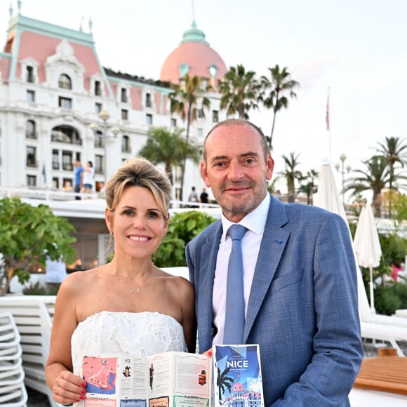 Exclusif - Laura Tenoudji Estrosi et Lionel Servant, le directeur général de l'hôtel Negresco, durant la présentation du 5eme guide des adresses incontournables by Laura Tenoudji Estrosi à la plage de l'hôtel Negresco à Nice, le 23 juin 2023. On connaissait "Laura du Web", dorénavant il faut aussi compter avec "Laura de Nice". Laura et ses bons tuyaux, va permettre aux futurs vacanciers descendus dans le mythique Palace niçois, le Negresco, de découvrir un petit guide avec des adresses niçoises et azuréennes incontournables, comme les restaurants : La Petite Maison, Nespo ou encore La Javanaise, la nouvelle plage de Hugo Lloris à Beaulieu, la nouvelle patisserie de Juliien Dugourd, les parfums Molinards ou le quartier des Antiquaires au port... Dans cette édition quelques nouveautés comme une interview de Richard Orlinski, qui a dessiné la couverture et les illusttration du guide et qui nous dévoile ses coups de coeur niçois, ou 3 conseils de Sarah Lavoine pour se sentir mieux dans son intérieur... Avec Longchamp, Mercedes by My Car Côte d'Azur, Eric Bompard, les bijouteries Auberi, les bijoux APM Monaco, les Galeries Lafayette, la Maison Sarah Lavoine comme partenaire et le Negresco, Laura va sortir son guide tous les semestres. D'un 4 pages pour sa première édition, les nouvelles éditions ont grandi avec beaucoup plus d'adresses et donc beaucoup plus de feuillets qui se présentent en forme d'accordéon, facile à ranger et surtout pratique pour les touristes. Ce guide est aussi en vente dans la boutique de l'hôtel, pour la somme de 5 euros qui seront reversés au profit de l'hôpital Lenval pour enfant. © Bruno Bebert/Bestimage