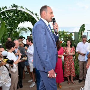 Exclusif - Laura Tenoudji Estrosi et Lionel Servant, le directeur général de l'hôtel Negresco, durant la présentation du 5eme guide des adresses incontournables by Laura Tenoudji Estrosi à la plage de l'hôtel Negresco à Nice, le 23 juin 2023. On connaissait "Laura du Web", dorénavant il faut aussi compter avec "Laura de Nice". Laura et ses bons tuyaux, va permettre aux futurs vacanciers descendus dans le mythique Palace niçois, le Negresco, de découvrir un petit guide avec des adresses niçoises et azuréennes incontournables, comme les restaurants : La Petite Maison, Nespo ou encore La Javanaise, la nouvelle plage de Hugo Lloris à Beaulieu, la nouvelle patisserie de Juliien Dugourd, les parfums Molinards ou le quartier des Antiquaires au port... Dans cette édition quelques nouveautés comme une interview de Richard Orlinski, qui a dessiné la couverture et les illusttration du guide et qui nous dévoile ses coups de coeur niçois, ou 3 conseils de Sarah Lavoine pour se sentir mieux dans son intérieur... Avec Longchamp, Mercedes by My Car Côte d'Azur, Eric Bompard, les bijouteries Auberi, les bijoux APM Monaco, les Galeries Lafayette, la Maison Sarah Lavoine comme partenaire et le Negresco, Laura va sortir son guide tous les semestres. D'un 4 pages pour sa première édition, les nouvelles éditions ont grandi avec beaucoup plus d'adresses et donc beaucoup plus de feuillets qui se présentent en forme d'accordéon, facile à ranger et surtout pratique pour les touristes. Ce guide est aussi en vente dans la boutique de l'hôtel, pour la somme de 5 euros qui seront reversés au profit de l'hôpital Lenval pour enfant. © Bruno Bebert/Bestimage