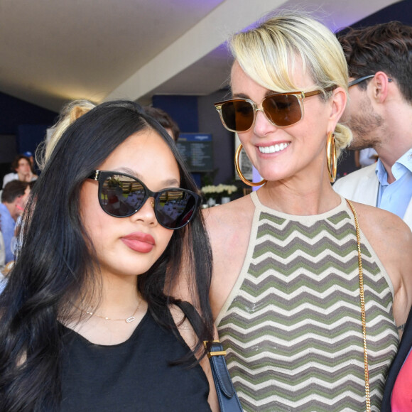 C'était un grand événement qui a eu lieu au pied de la Tour Eiffel.
Exclusif - Sarah Poniatowski, sa fille Yasmine Lavoine, Laeticia Hallyday et sa fille Joy dans l'Espace VIP lors de la 9ème édition du "Longines Paris Eiffel Jumping" au Champ de Mars à Paris, France. © Perusseau-Veeren/Bestimage 