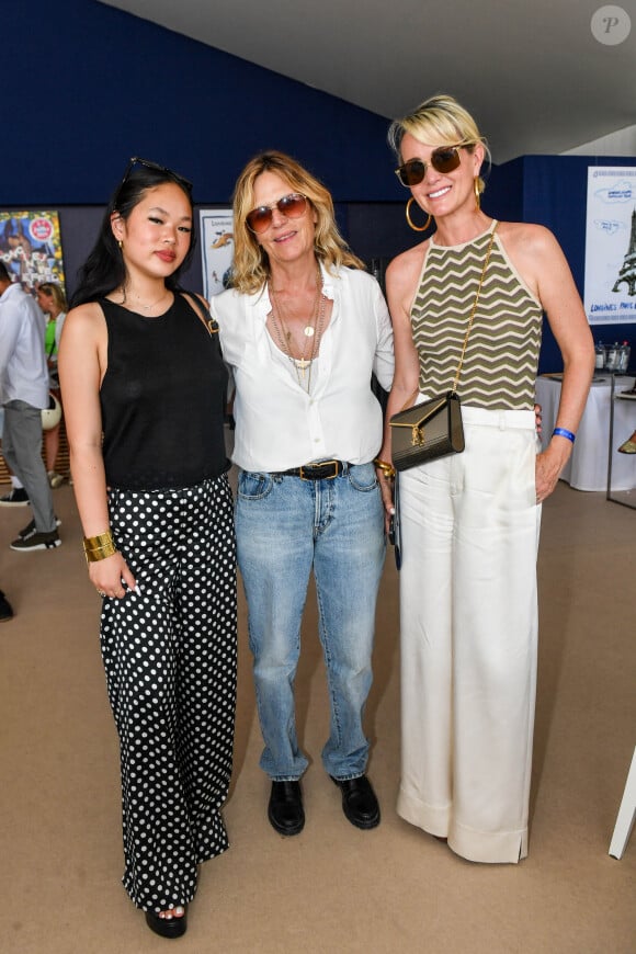 Exclusif - Laeticia Hallyday avec sa fille Joy et Virginie Coupérie-Eiffel dans l'Espace VIP lors de la 9ème édition du "Longines Paris Eiffel Jumping" au Champ de Mars à Paris, France, le 25 juin 2023. © Perusseau-Veeren/Bestimage 