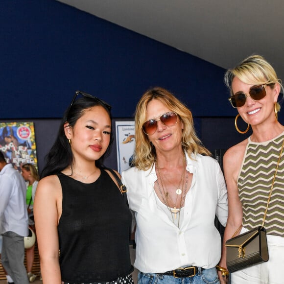 Exclusif - Laeticia Hallyday avec sa fille Joy et Virginie Coupérie-Eiffel dans l'Espace VIP lors de la 9ème édition du "Longines Paris Eiffel Jumping" au Champ de Mars à Paris, France, le 25 juin 2023. © Perusseau-Veeren/Bestimage 