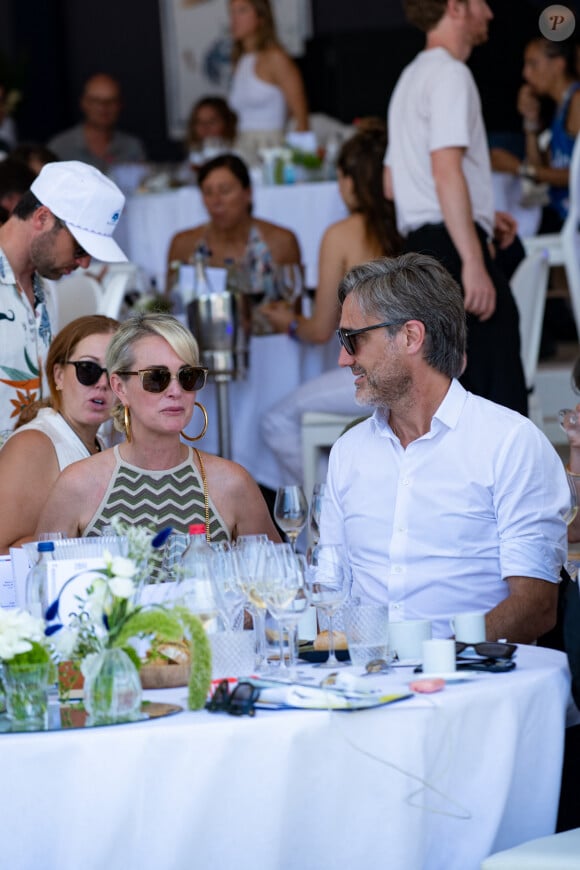 Exclusif - Laeticia Hallyday et Cayetano Fabry, Président YSL dans l'Espace VIP lors de la 9ème édition du "Longines Paris Eiffel Jumping" au Champ de Mars à Paris, France, le 25 juin 2023. © Perusseau-Veeren/Bestimage 