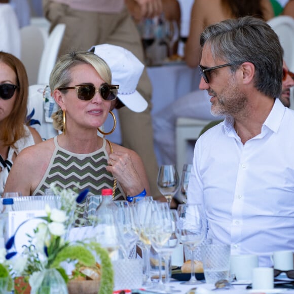 Exclusif - Laeticia Hallyday et Cayetano Fabry, Président YSL dans l'Espace VIP lors de la 9ème édition du "Longines Paris Eiffel Jumping" au Champ de Mars à Paris, France, le 25 juin 2023. © Perusseau-Veeren/Bestimage 