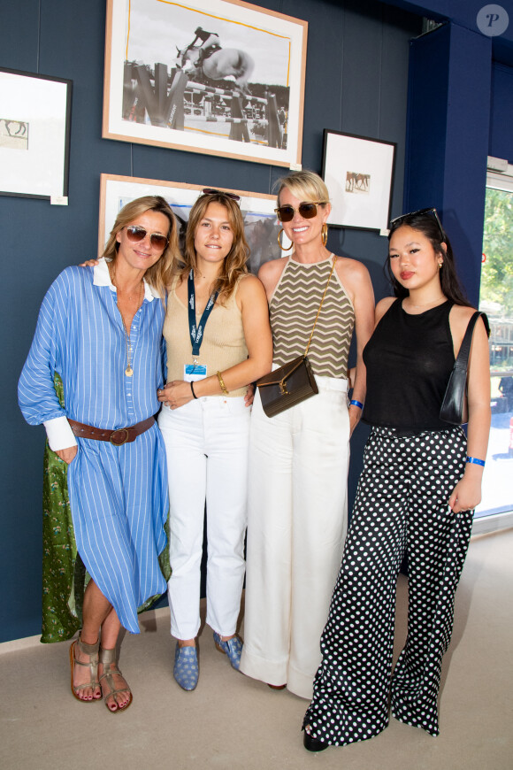 Exclusif - Sarah Poniatowski , sa fille Yasmine Lavoine, Laeticia Hallyday et sa fille Joy dans l'Espace VIP lors de la 9ème édition du "Longines Paris Eiffel Jumping" au Champ de Mars à Paris, France, le 25 juin 2023. © Perusseau-Veeren/Bestimage 