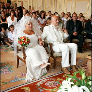 Un cuisinier qu'elle a rencontré en 2003. Elle l'a épousé deux ans après leur rencontre.
Mariage de Mimie Mathy et Benoist Gerard à Neuilly-sur-Seine.