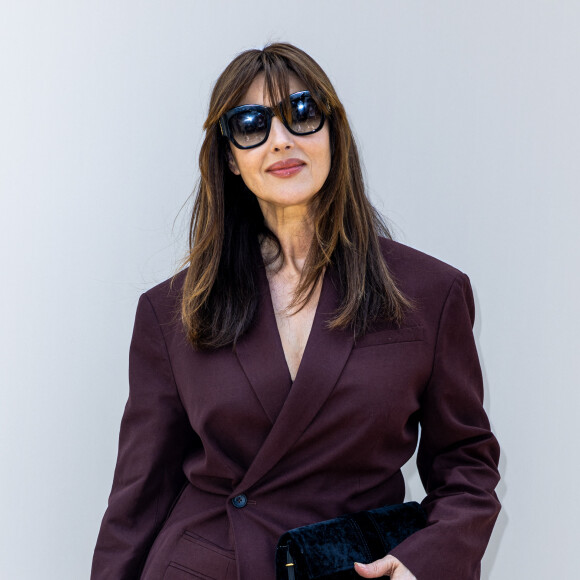 Monica Bellucci était également de la partie, dans un costume pourpre assorti à son pantalon
Monica Bellucci au photocall du défilé Jacquemus collection "Le chouchou" automne-hiver 2023/2024, même si la marque est désormais déconnectée du traditionnel calendrier de la mode et livre des collections qui ne sont plus liées aux saisons, au château de Versailles, France, le 26 juin 2023. © Olivier Borde/Bestimage 