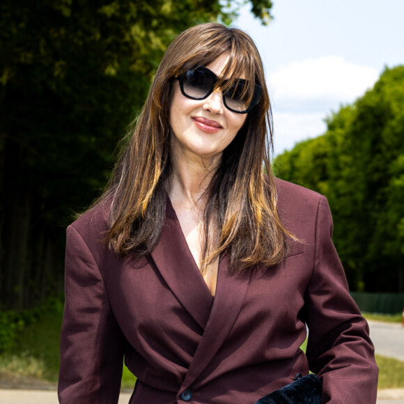 Monica Bellucci - Arrivées au défilé Jacquemus collection "Le chouchou" automne-hiver 2023/2024, même si la marque est désormais déconnectée du traditionnel calendrier de la mode et livre des collections qui ne sont plus liées aux saisons, au château de Versailles, France, le 26 juin 2023. © Olivier Borde/Bestimage 