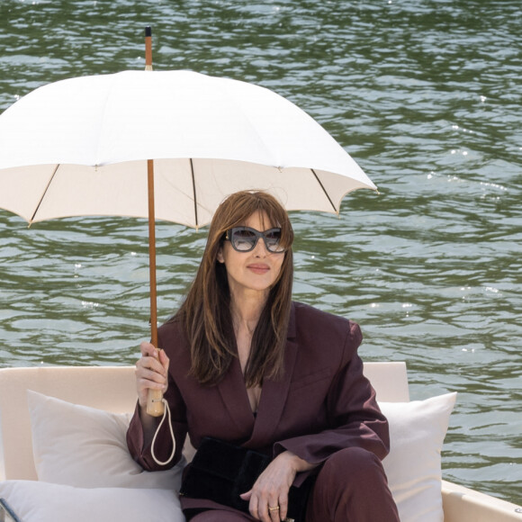 Monica Bellucci au front row dans une barque pour le défilé Jacquemus collection "Le chouchou" automne-hiver 2023/2024, même si la marque est désormais déconnectée du traditionnel calendrier de la mode et livre des collections qui ne sont plus liées aux saisons, au château de Versailles, France, le 26 juin 2023. © Olivier Borde/Bestimage 