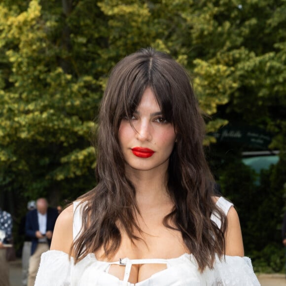 Emily Ratajkowski - Arrivées au défilé Jacquemus collection "Le chouchou" automne-hiver 2023/2024, même si la marque est désormais déconnectée du traditionnel calendrier de la mode et livre des collections qui ne sont plus liées aux saisons, au château de Versailles, France, le 26 juin 2023. © Olivier Borde/Bestimage 