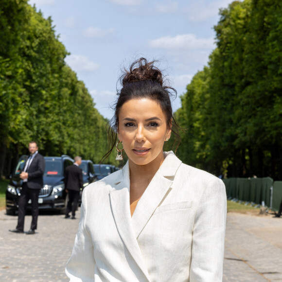 Eva Longoria - Arrivées au défilé Jacquemus collection "Le chouchou" automne-hiver 2023/2024, même si la marque est désormais déconnectée du traditionnel calendrier de la mode et livre des collections qui ne sont plus liées aux saisons, au château de Versailles, France, le 26 juin 2023. © Olivier Borde/Bestimage 
