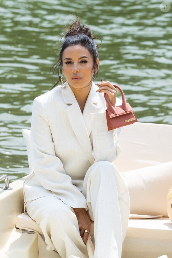 Eva Longoria au front row dans une barque pour le défilé Jacquemus collection "Le chouchou" automne-hiver 2023/2024, même si la marque est désormais déconnectée du traditionnel calendrier de la mode et livre des collections qui ne sont plus liées aux saisons, au château de Versailles, France, le 26 juin 2023. © Olivier Borde/Bestimage 