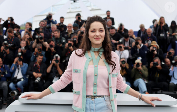 Marion Cotillard au photocall de "Little Girl Blue" lors du 76ème Festival International du Film de Cannes, le 21 mai 2023. © Jacovides / Moreau / Bestimage